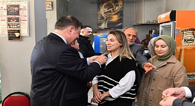 Başkan Tugay AKP'den İstifa Edip CHP'ye Geçenlere Parti Rozetini Taktı