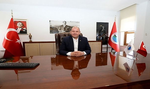 Menderes’in Sanatçı Muhtarı Sahnede